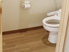 広くスペースが確保されたトイレは、車椅子をご利用の方の移動もスムーズで安全である。入居者様は安心して用をたすことができる。