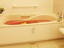 白を基調とした個室タイプの浴室である。洗い場の壁には白い台が取り付けられており、床は滑りにくい仕様となっている。