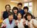女性６人と男性１人の計７名のスタッフが２列に並んでいる。全員にこやかな顔である。右側後ろには、窓が設けられている。