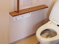 各部屋に備え付けられたトイレ。転倒防止の手すりや、収納も完備され、ご自分のペースで利用できるように配慮されている。