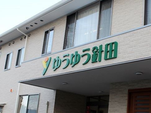 施設名称が大きな文字で表示されているひさしの奥まった所にある玄関
