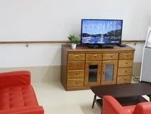 リビングは入居者様がおのおの自由にやりたいことをして過ごしている。いつも自然と人の集まる、憩いの場。