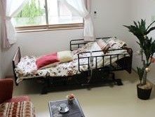 居室内は入居者様のプライベート空間なので、使い慣れた家具を持ち込むなどして住みやすいように模様替えすることができる。