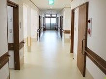 通路は白を基調にしており、明るくなっている。幅も広く、車椅子をご利用の方も楽に通ることができる。火災報知器もある。