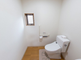 介護施設内のトイレと通路
