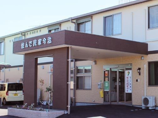 茶色の柱や幕板がついた大きな車寄せが特徴的な施設外観