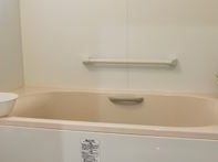 浴室内は、浴槽用の手すりが壁に横型が付いているほか、浴槽の縁にも設置されているので、入浴の際の立ち上がりがよりスムーズに行える。