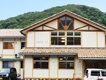 すぐ後ろが山というのどかな場所に建っている施設の外観