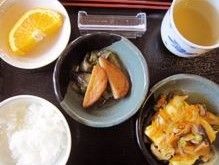 当施設ではお食事にも気を配っており、野菜や魚、肉やフルーツなどをバランスよく取り入れた献立をご用意している。