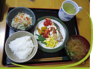 食べやすいサイズにカットされたおかずと、ご飯と味噌汁のセット