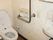 トイレには手すりを完備し、立ち座りしやすい仕様である。洗面台もトイレ内にあり、手洗いがしやすく便利である。