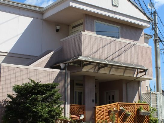 小規模な一般住宅タイプの施設である。植木やプランターを置いた家庭的な建物は、住宅地の景観にもなじんでいる。