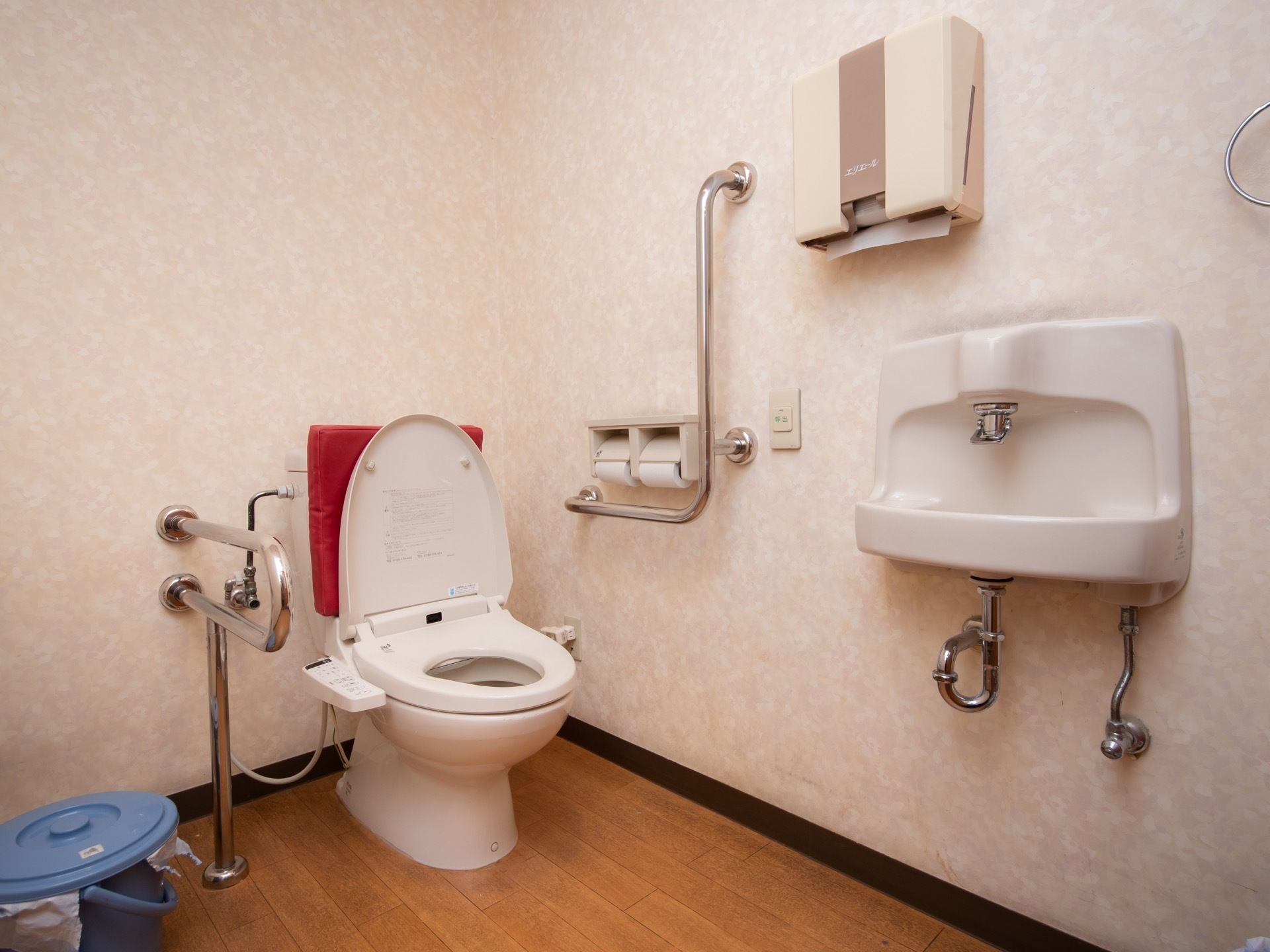 トイレは便座の左右どちら側にも手すりを設置している。体重移動する際にしっかりとつかまって自身で立ち座りができる。