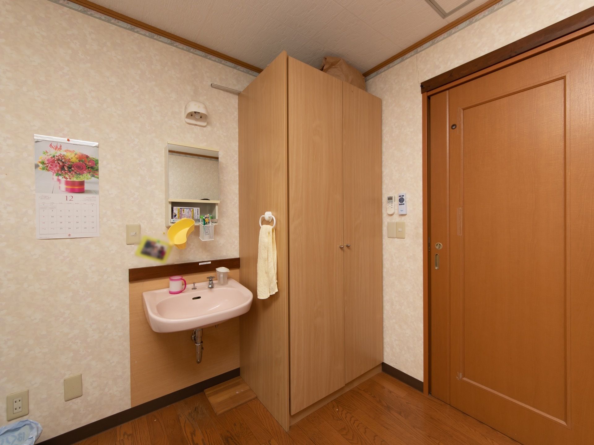 居室に洗面台がある。流し、鏡があり収納棚があり洗面具を収納しておける。歯磨きや洗顔など自室で気軽に行える。