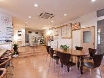 テーブルの周りに、座面と背もたれが一体となった椅子が置かれている休憩スペース