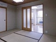 フローリングの部屋の手前に畳敷きのスペースがある居室