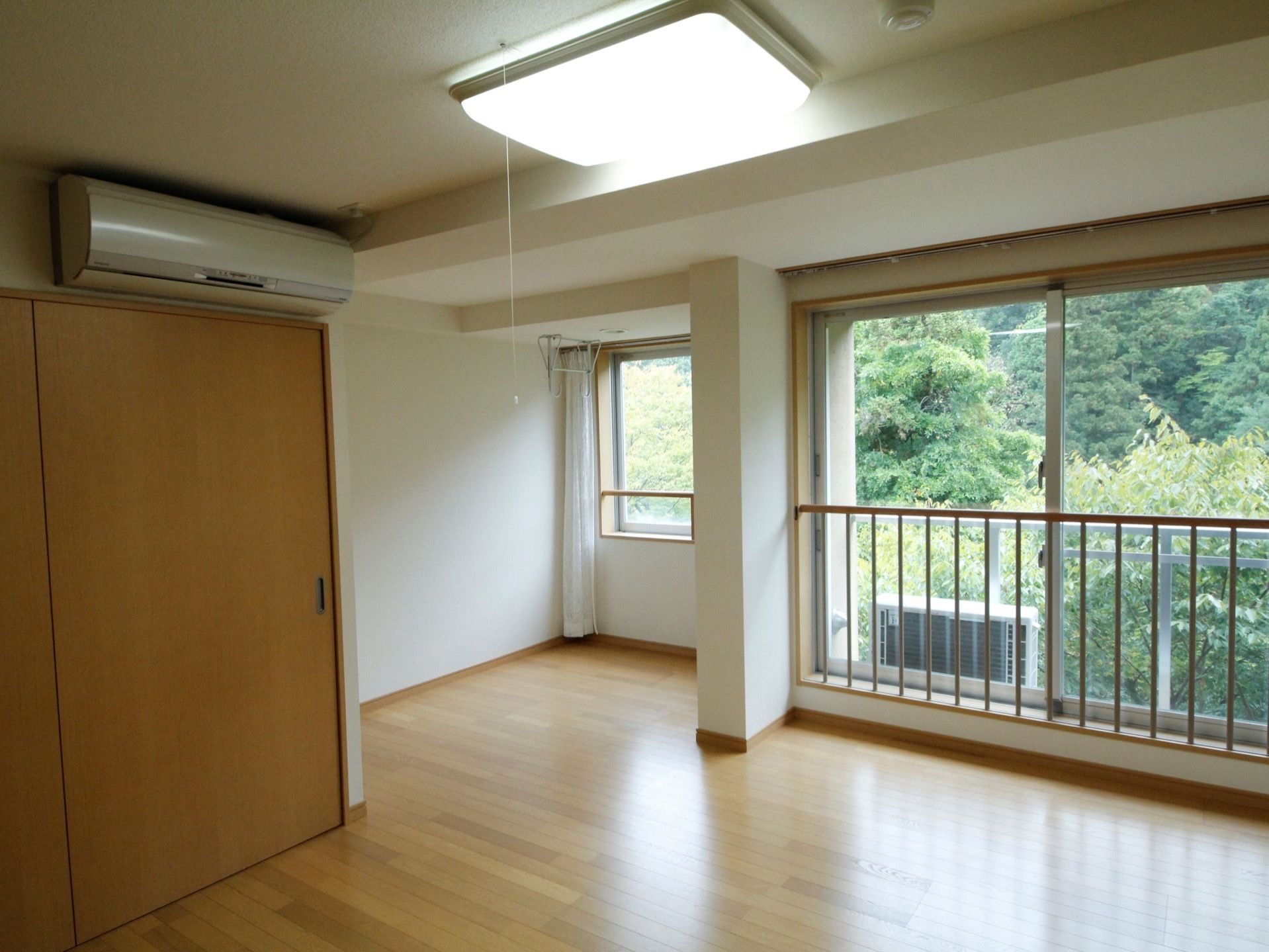 居室には段差がなく、車椅子の方も移動しやすいようになっている。大きな作り付けのクローゼットが設置されている。