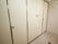 トイレに個室が２つある。床にはタイルが敷かれていて、水等とブラシでブラシがけをすることができる。清潔さを保ちやすい。