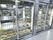 食事は棚の中に並べてあるので自由に扉を開けて取り出すことができる。ガラス越しにキッチン内部が見えるようにしている。