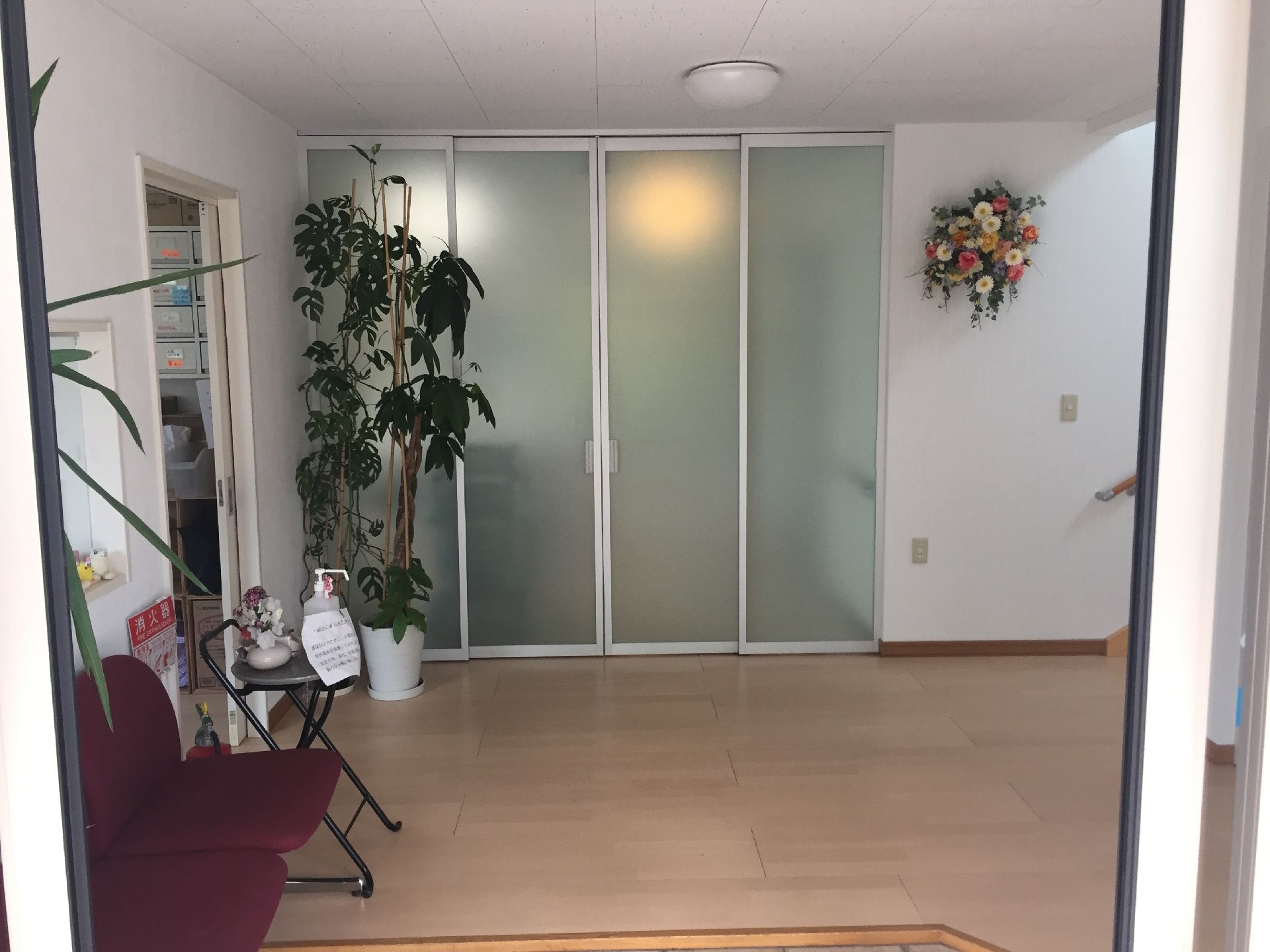 エントランスは白い壁が爽やかな清潔感あふれる雰囲気である。床面はフラットになっていて、楽に移動できる。