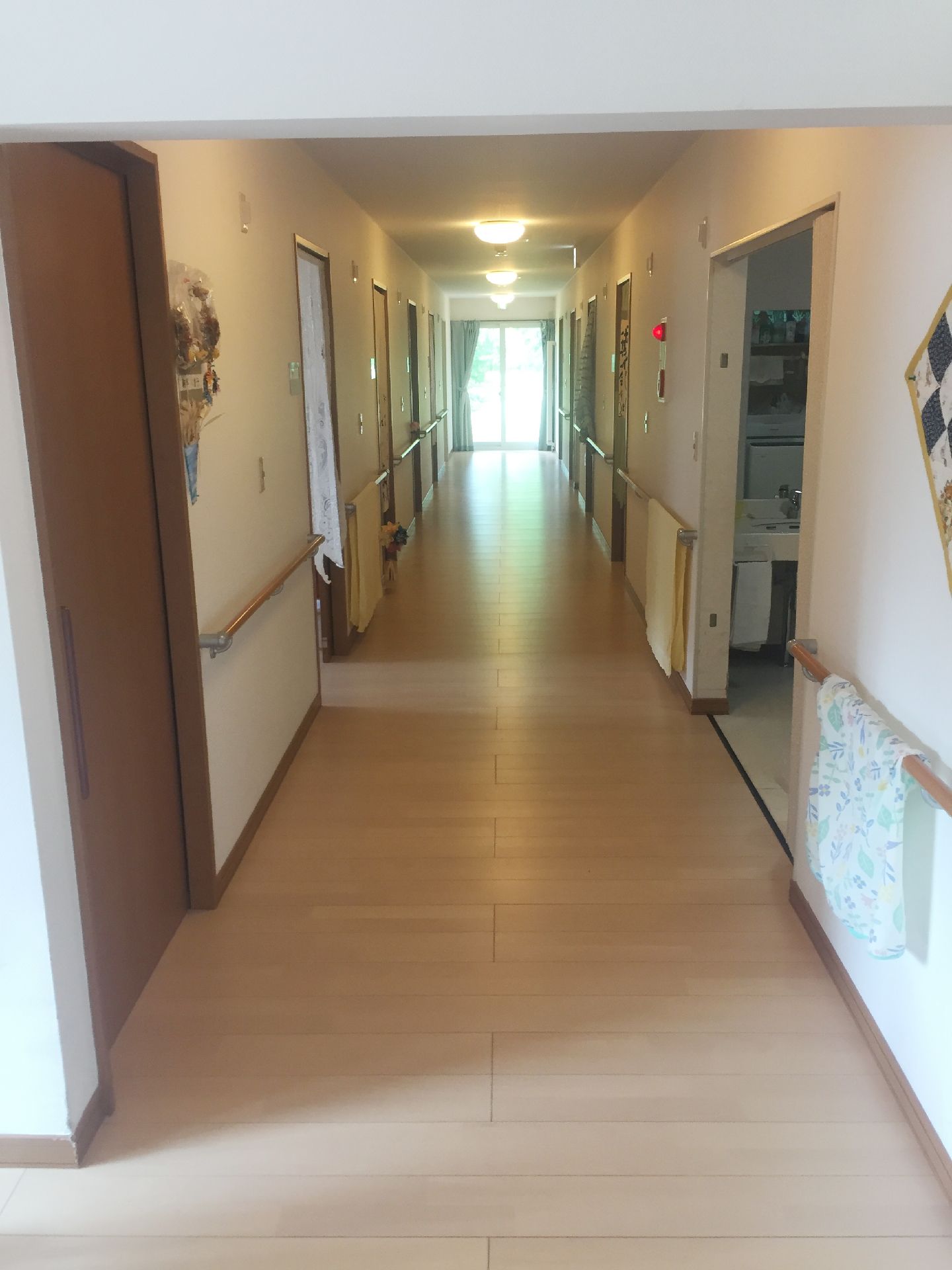 廊下はゆったり広々としていて窓から日差しが入る。バリアフリーとなっているので各居室へスムーズに出入りできる。