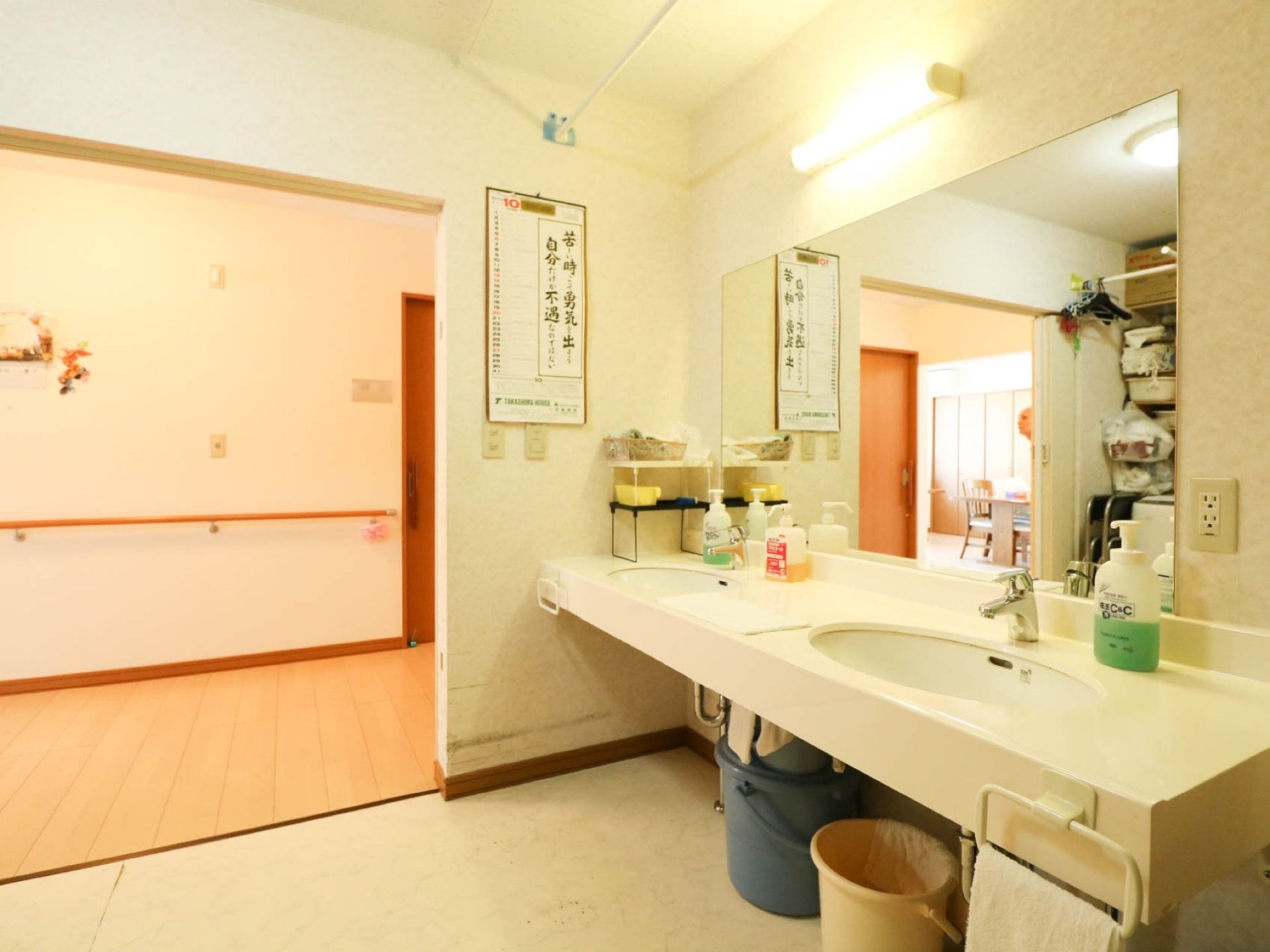 廊下の一角に洗面台が設置されたホールがある。正面には大きな鏡が付いており、足元はスッキリとしたデザインである。