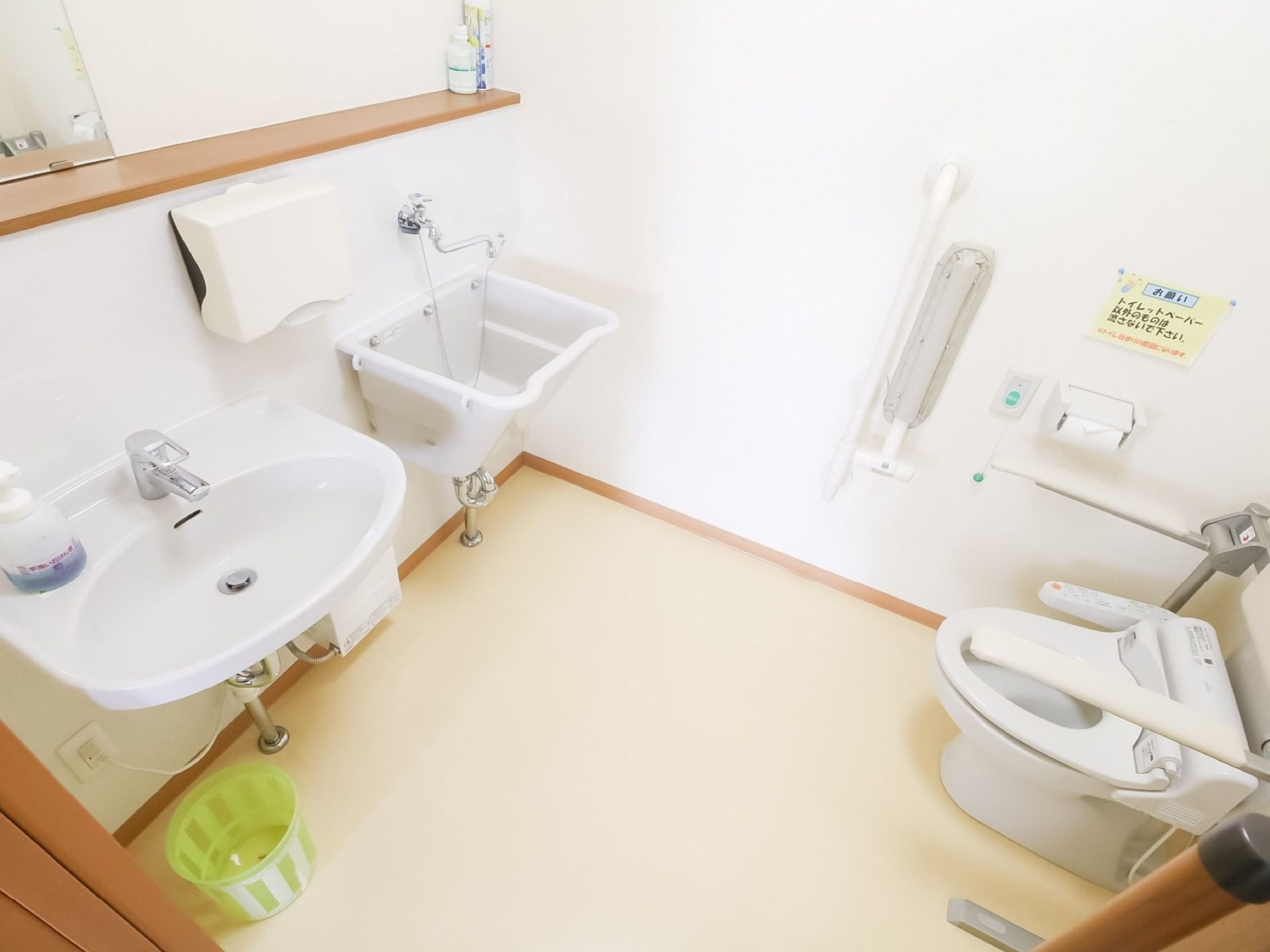 共用のトイレには、手洗い用と汚物を洗い流すスロップシンクが設置してあり、衛生管理面にも配慮している。