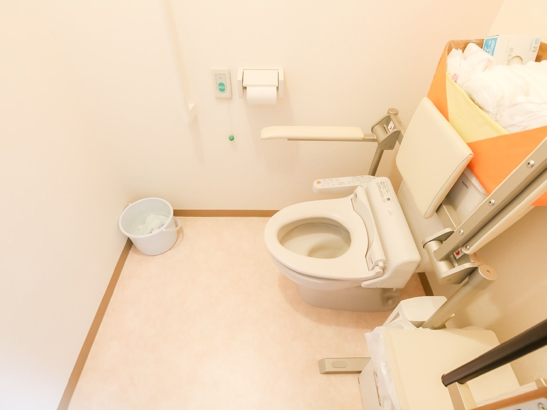 トイレはすべて温水洗浄便座の付いた洋式トイレを採用している。背もたれや手すりがあるので、立ち座りが楽にできる。非常ボタンも設置している。