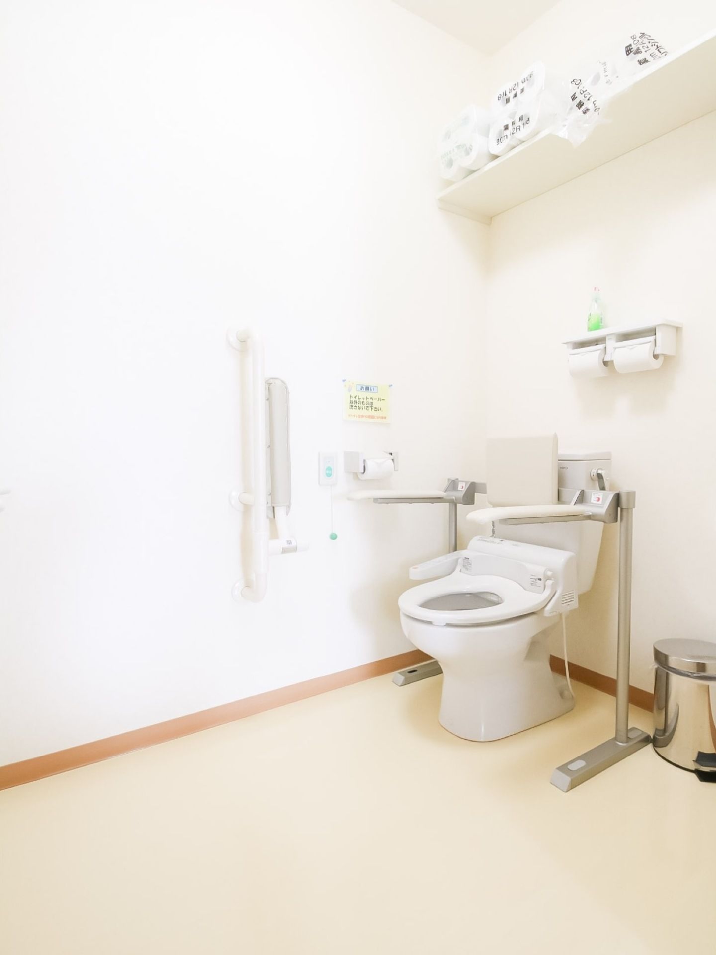 共有のトイレは車椅子対応の広いスペースがある。温水洗浄便座の付いた洋式トイレで、壁面や便座の両側には手すり、背面には背もたれが付いている。