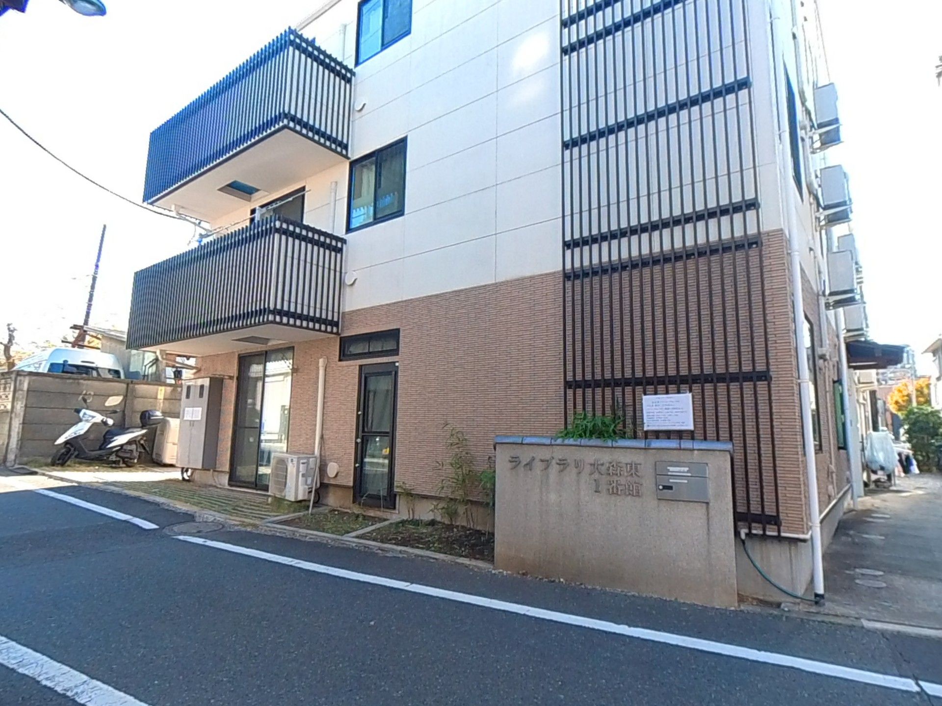 外観が見える施設エントランス