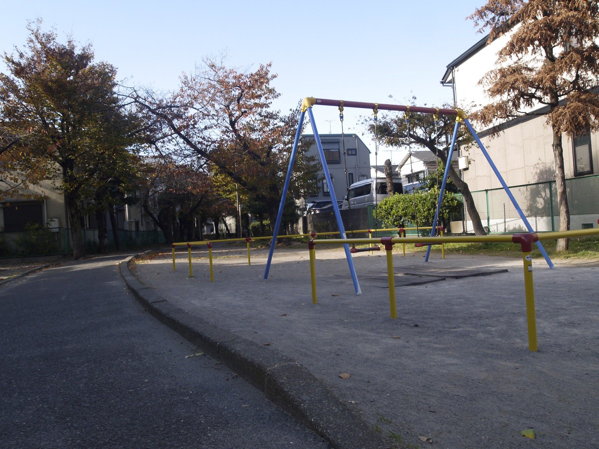 静かな庭と遊具