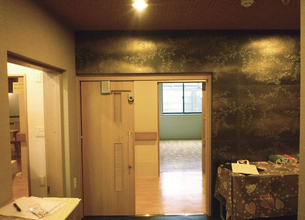施設内の廊下