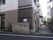 静かな通りに面した建物
