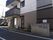 明るい外観の建物