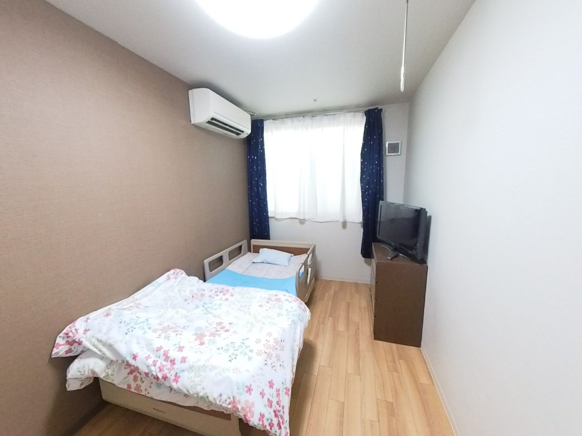 居室のベッドとテレビ
