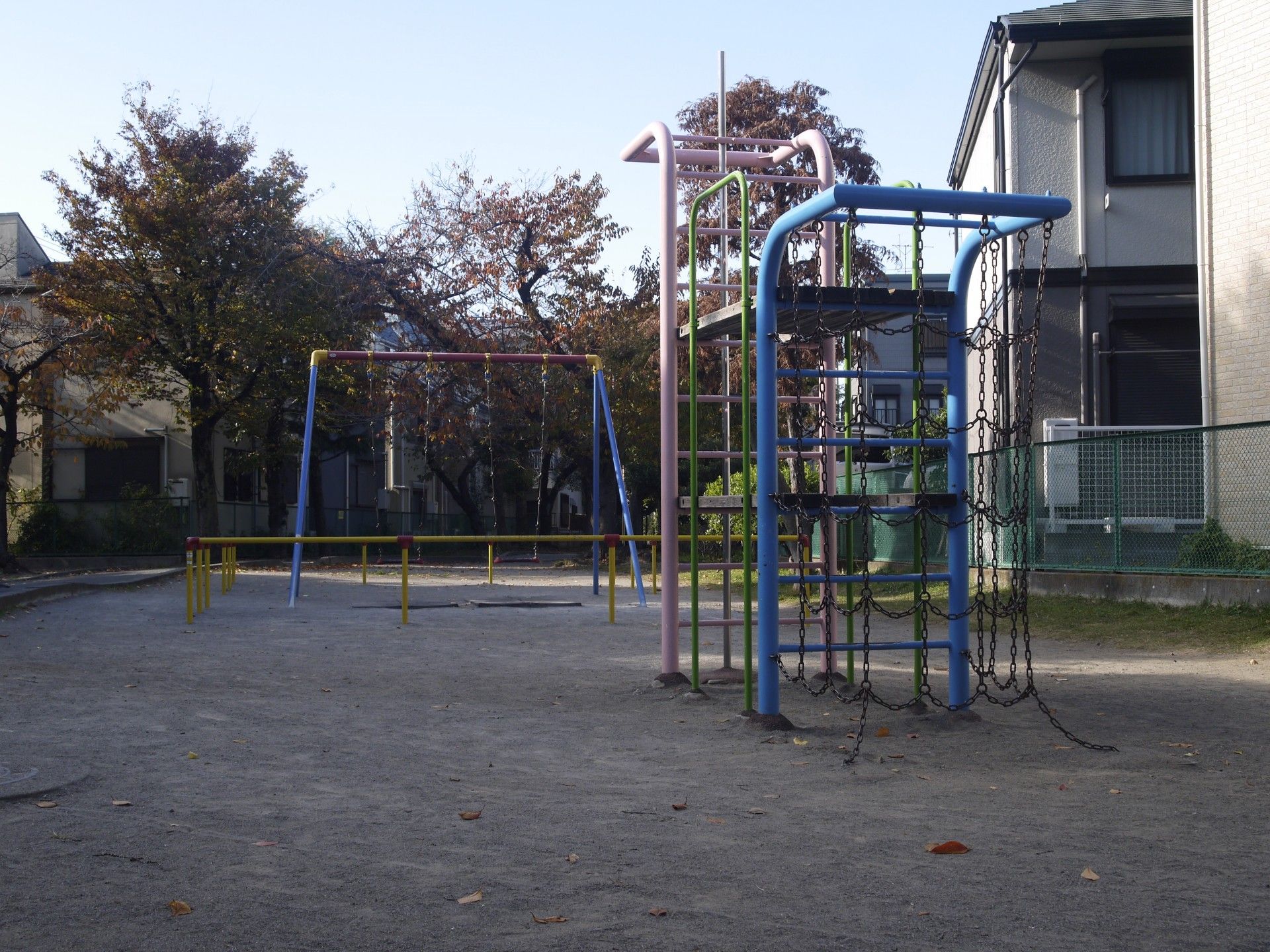 公園の遊具と木々