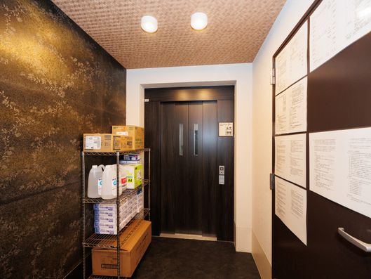 エレベーター前