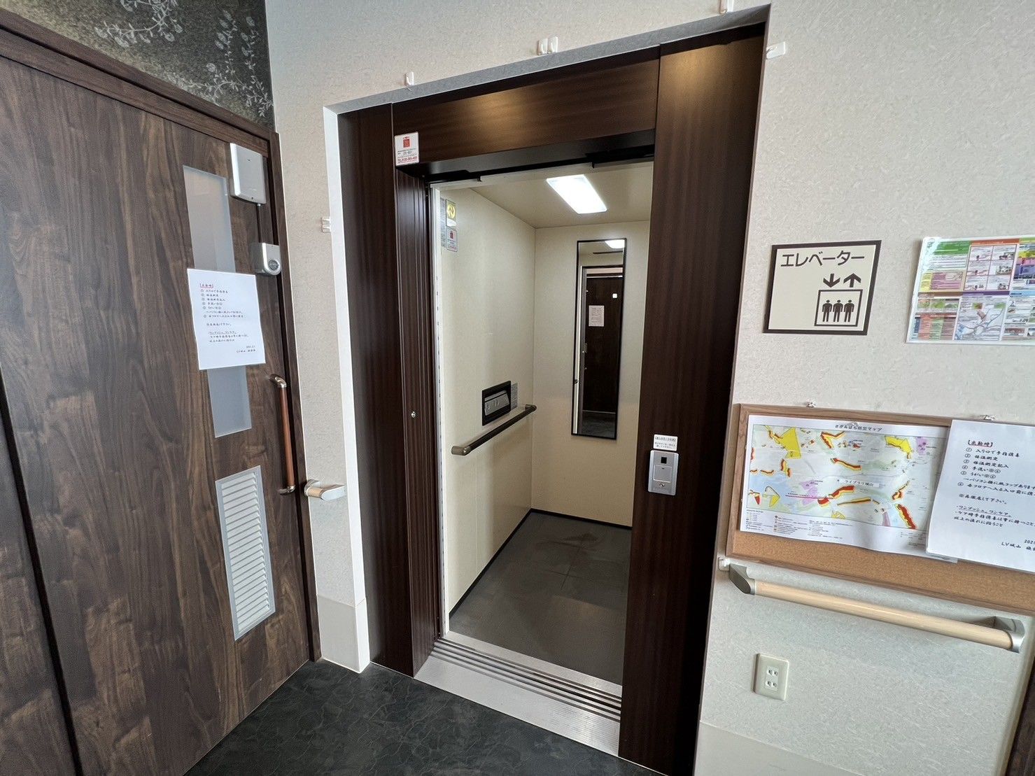 エレベーター前の通路