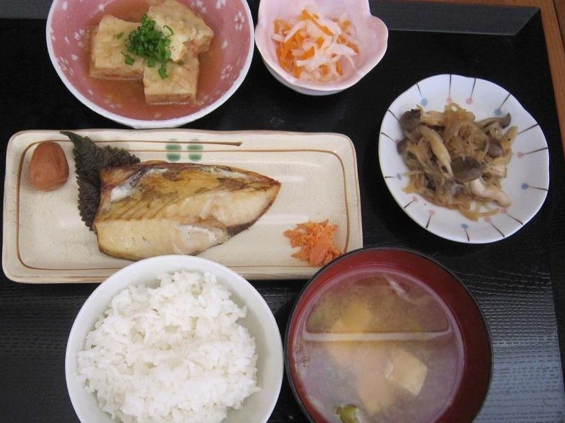 この日の食事は、魚がメインおかずである。ご飯とお味噌汁、３品の小鉢を添え、品数にも配慮されたメニューである。