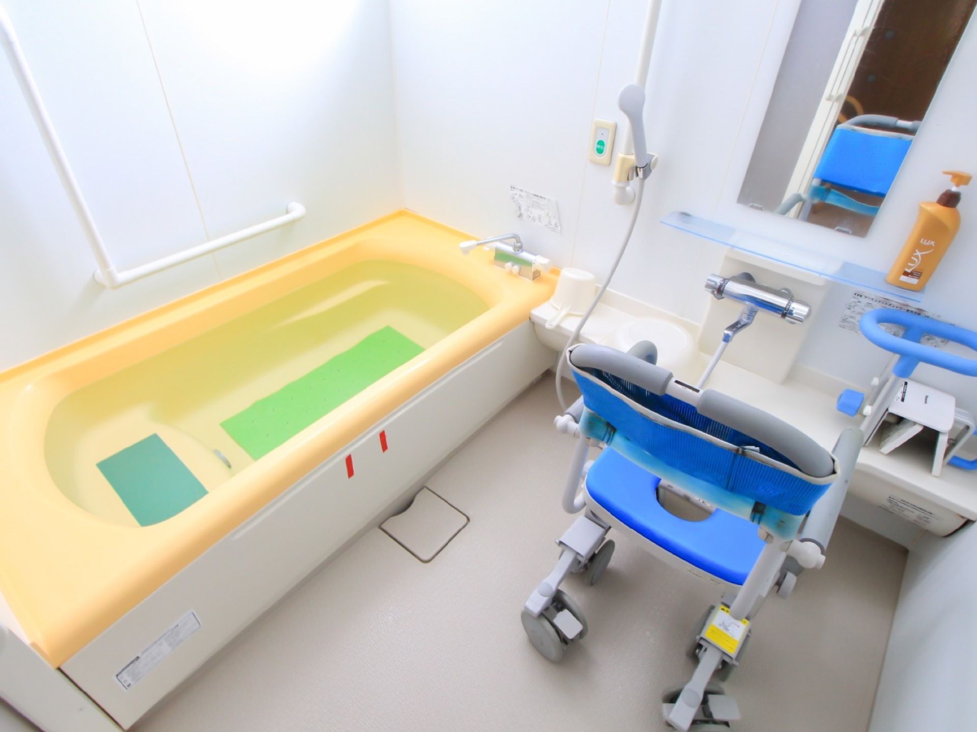 浴室は介護用の椅子や手すりを設置し、バリアフリーが施されている。足の不自由な方も安心して使用可能である。