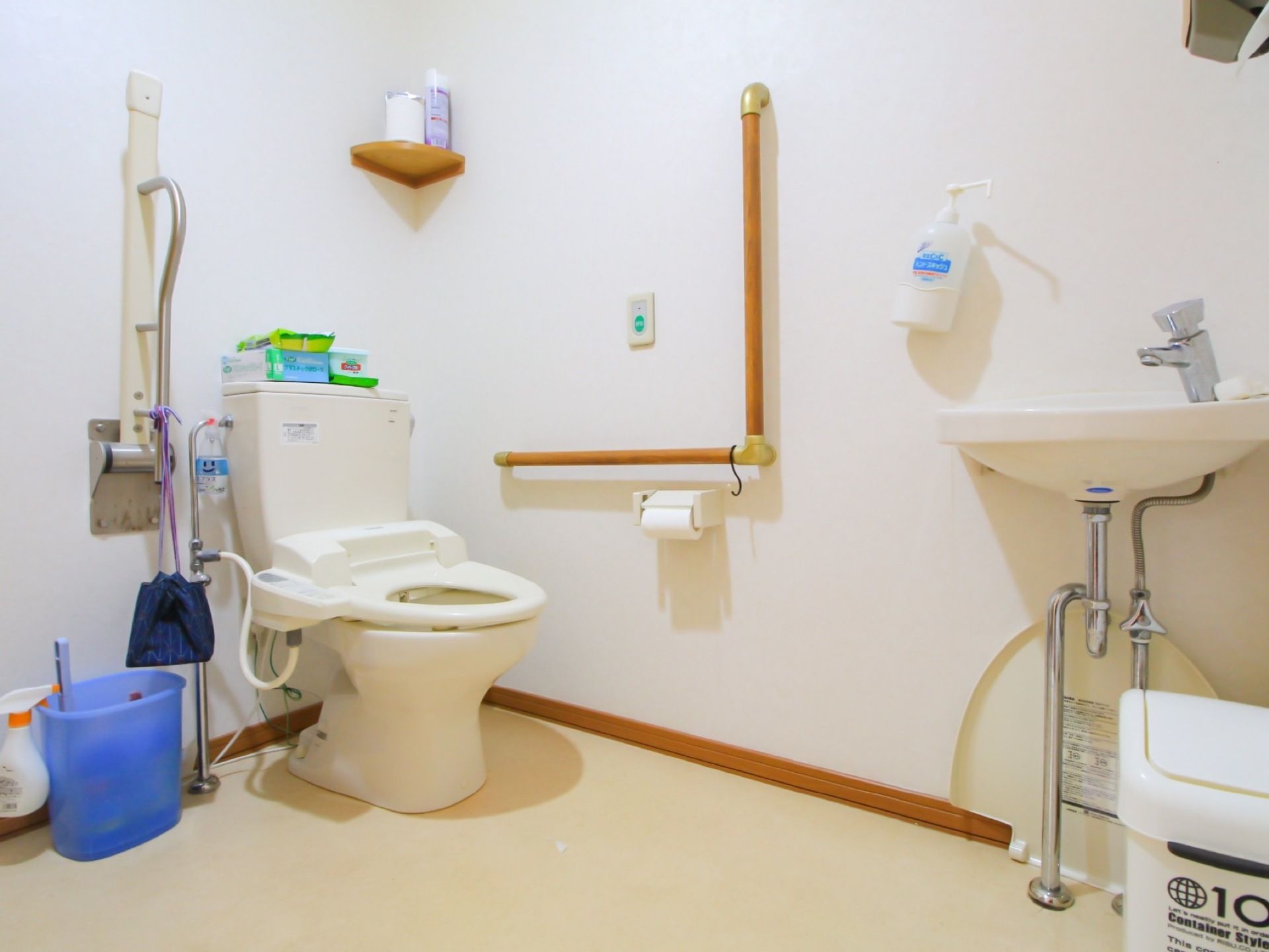 トイレには手すりが設置され、足の不自由な方でも安心して使用できるように、バリアフリーが施されている。