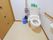 トイレは車椅子も収納できる広さが十分に確保されている。白い床は清潔に保たれており、快適に使用することが可能。