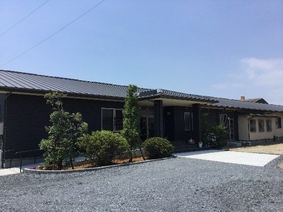 濃いブラウンの建物はシックで、落ち着いた外観になっている。玄関には屋根がついているため、雨の日の出入りもストレスなく行える。