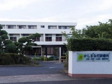 敷地入口の門柱に設置されている、絵柄と施設名称が表示された看板
