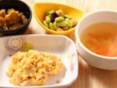 卵料理の隣に、野菜入りコンソメスープが置いてある。更にいろいろな豆のサラダと野菜の煮物が付いている。