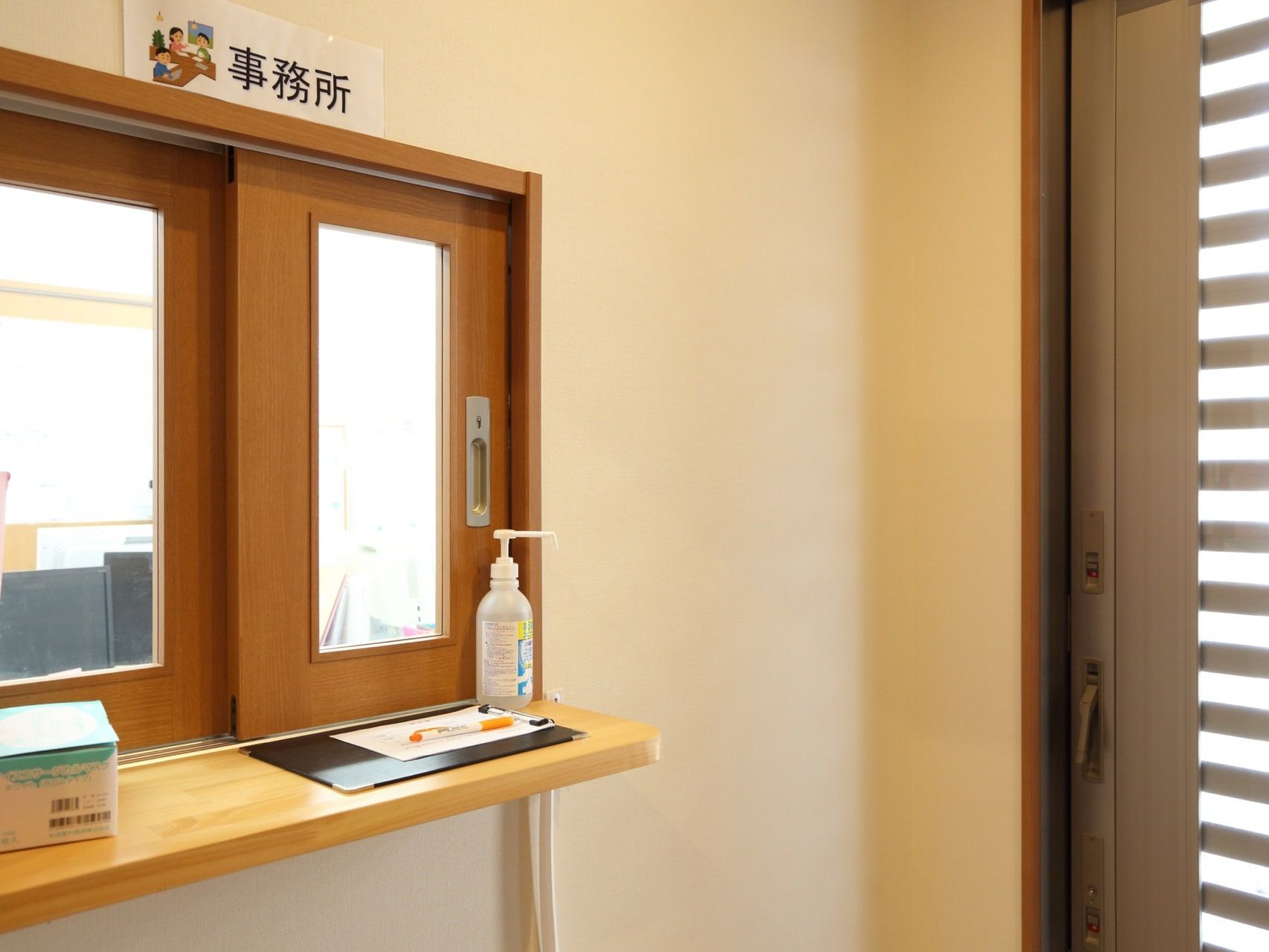 玄関を入るとすぐに事務所があり、受付窓口が併設されているので、何かあればすぐにスタッフが対応できる。
