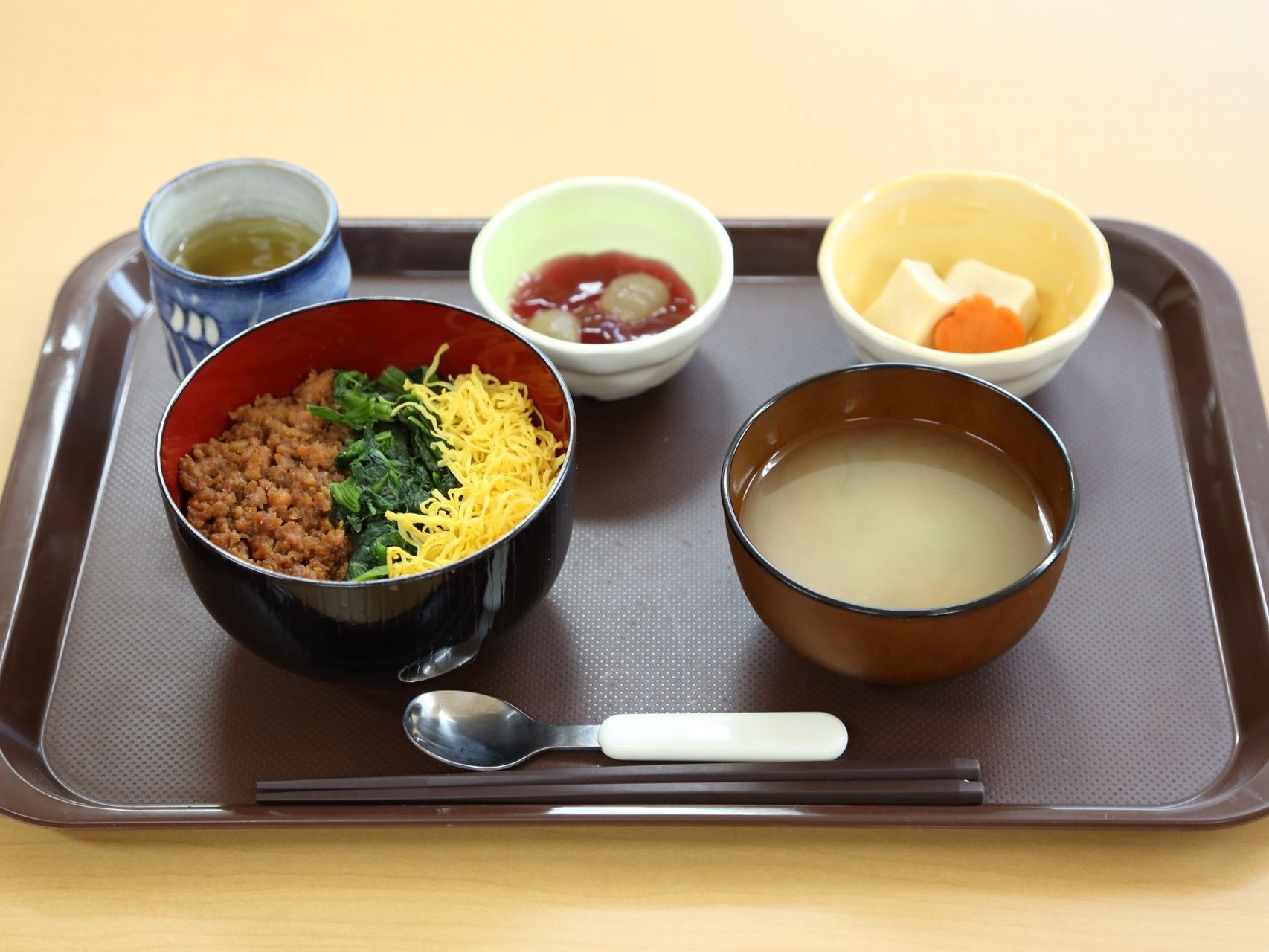 食事に使用する食器は、プラスチック製、漆器などの割れにくい素材なので、入居者様は安心して安全に利用出来る。