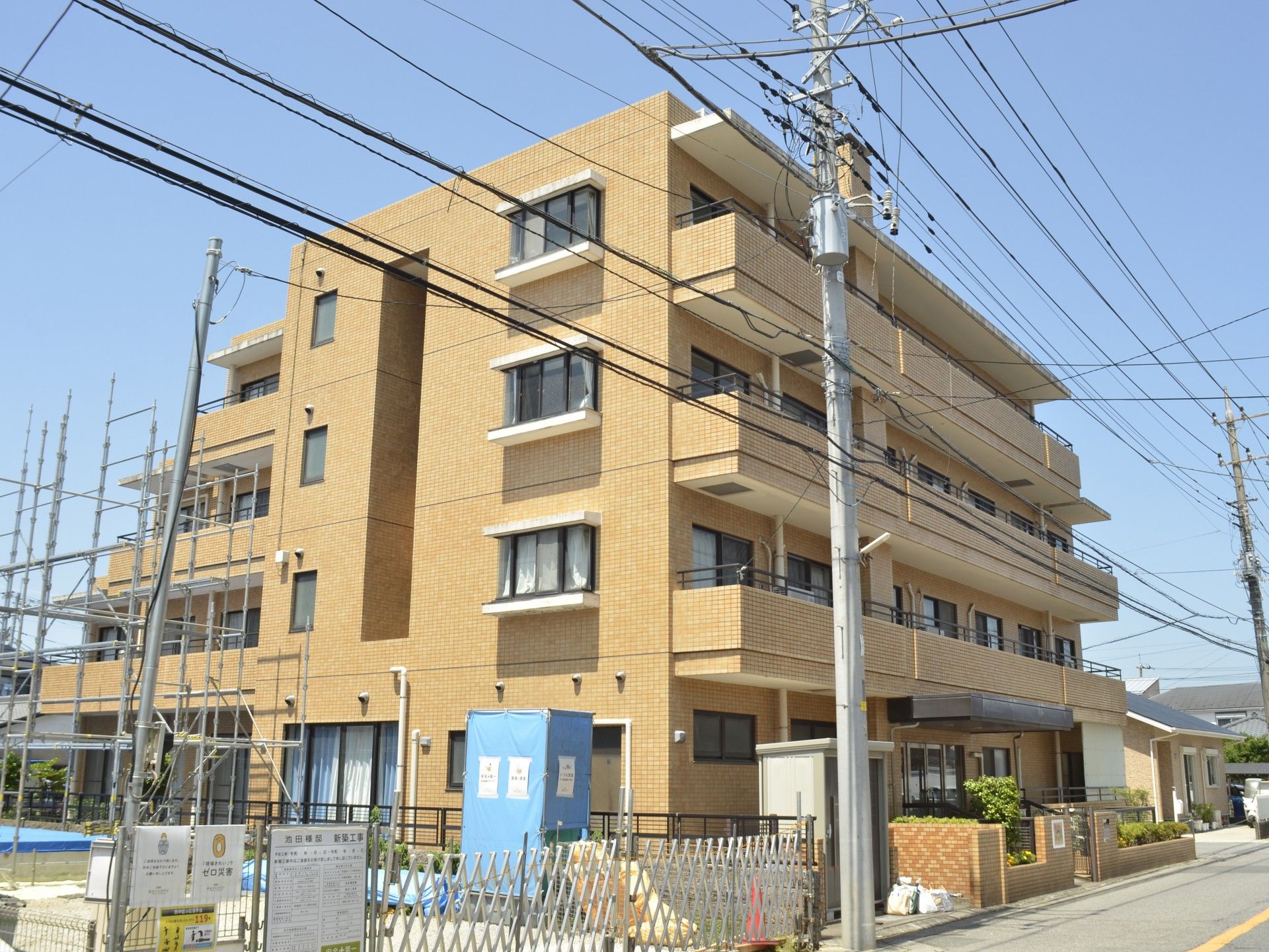 レンガ調の外観の建物