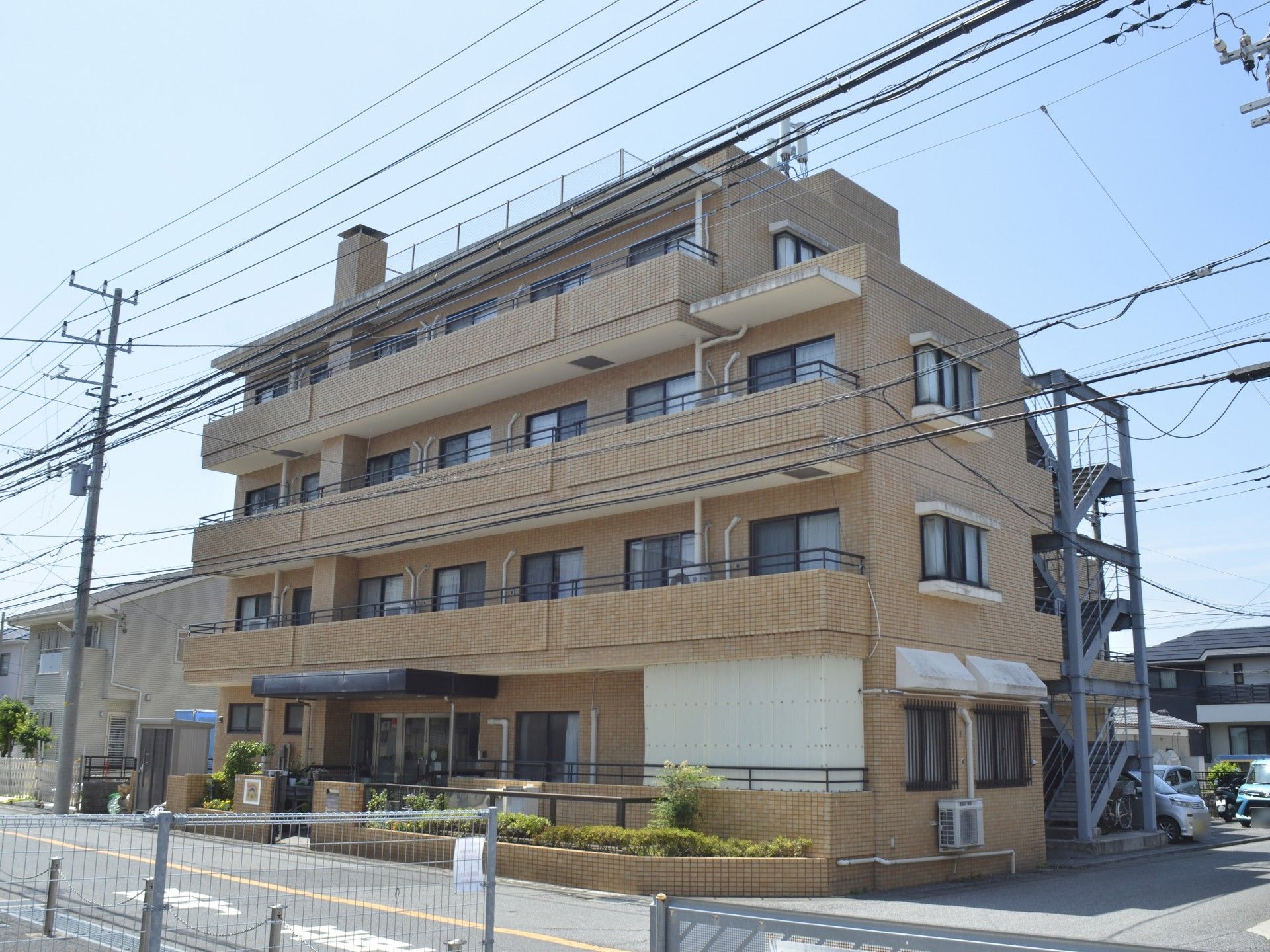 車椅子に座っている高齢女性と寄り添う女性ヘルパー