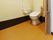 段差のないトイレには、いざという時のためのボタンが設置されている。また、開閉がしやすいように扉にも気を配っている。